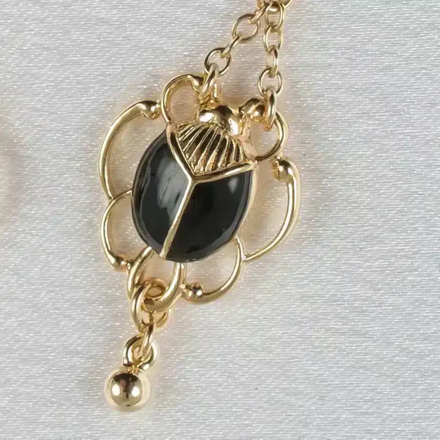 Sylvie Monthule Borstsieraad Sacred Scarabs Goud