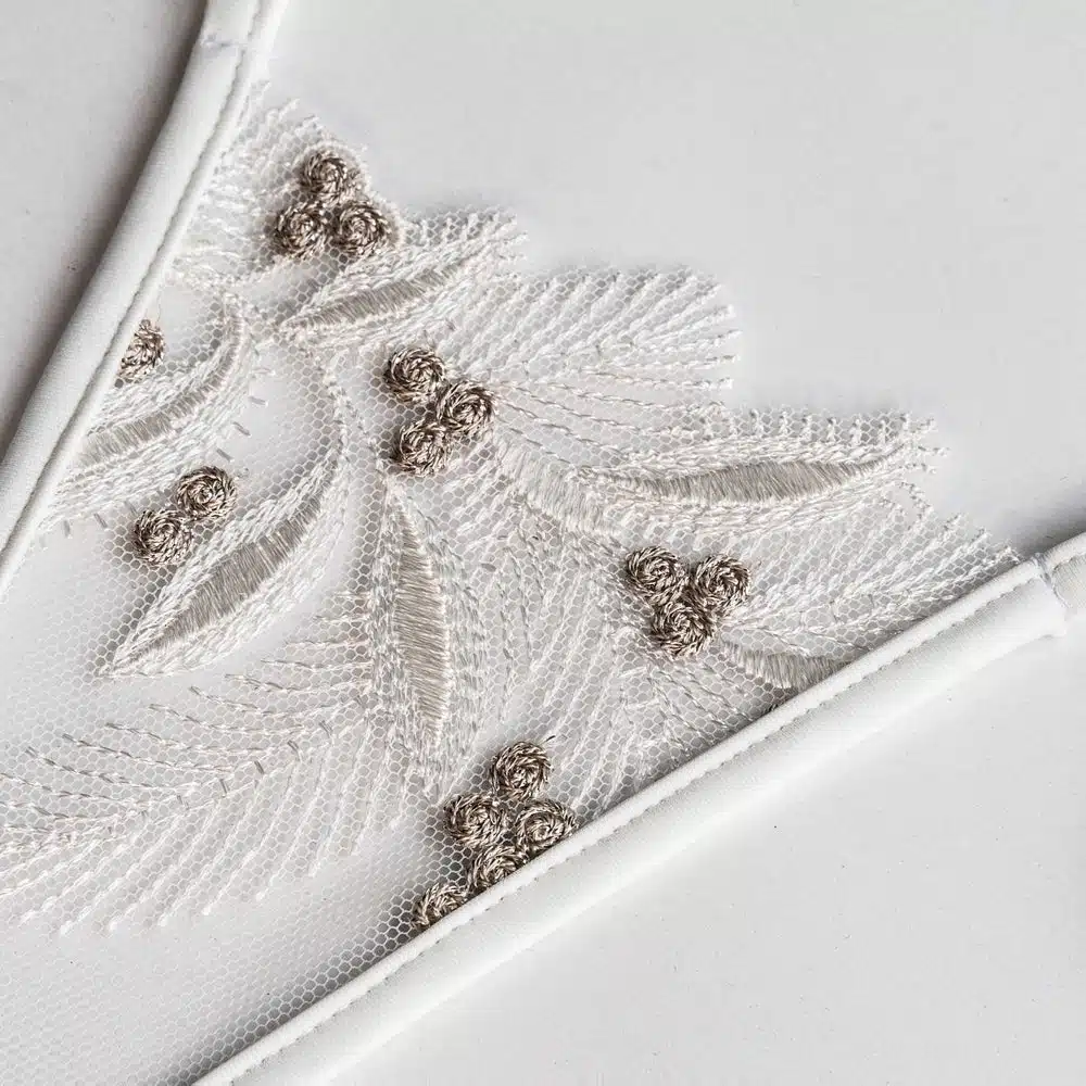 Lucky Cheeks | Fancy Feather - Mini G-string met sieraden - Ivoor - Afbeelding 3