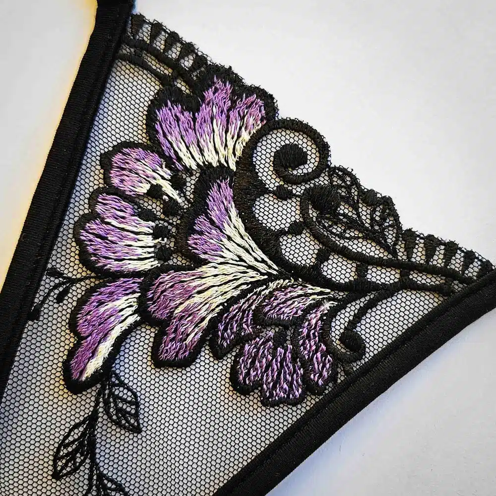 Lucky Cheeks | Midnight Bloom - Mini G-string met sieraden - Zwart/Paars - Afbeelding 3